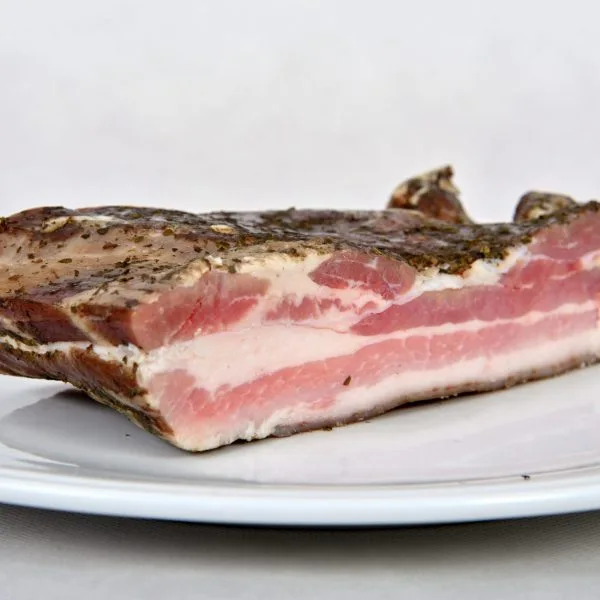 Boczek Litewski wędzony na zimno dojrzewający  około 500g